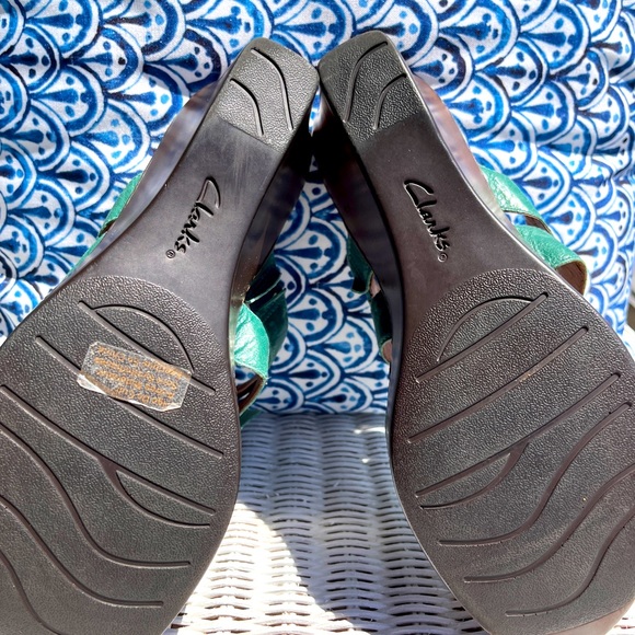 A Spring in Your Step!  CLARKS (NWOT, Sz 8) Sea Green Wedge Platform Sandals - Picture 4 of 7